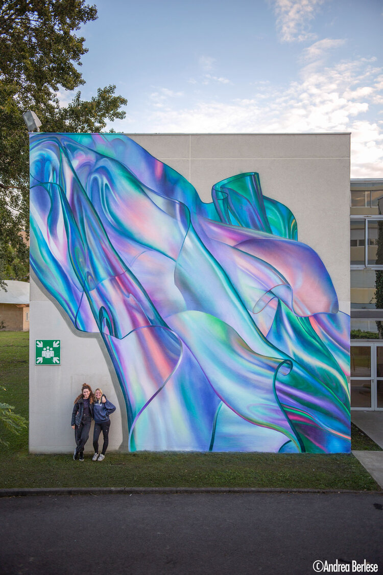 Sophie et Rosie devant la première fresque (bâtiment D)