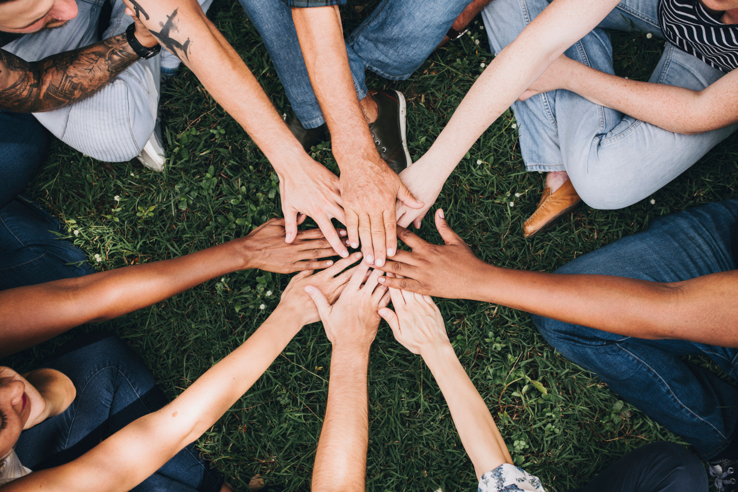 Groupe de personnes se tenant les mains